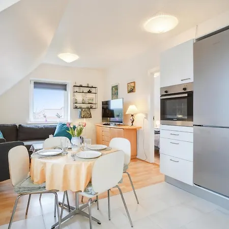 Lovely Floor Near Airport, Metro And The Apartment *